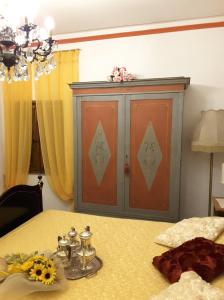 una mesa con un armario en la esquina de una habitación en Casale Le Capanne, en Cortona
