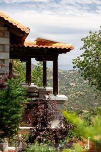 Áyios IoánnisにあるAbelos Villasの山の景色を望む家