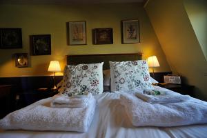 A bed or beds in a room at The Lamb Inn