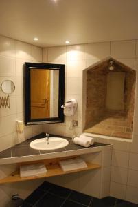 a bathroom with a sink and a mirror at Hôtel Restaurant Kleiber in Saint-Jean-Saverne