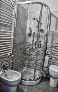uma casa de banho com um chuveiro, um lavatório e um WC. em Flaneur em Turim