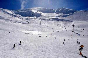 un grupo de personas esquiando por una pista cubierta de nieve en Dúplex con jardín en Ezcaray, en Ezcaray