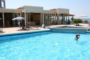 Bazén v ubytovaní Hotel Kathrin Beach alebo v jeho blízkosti