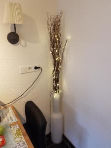 Un jarrón con una vela y luces en una habitación en Appartement Stein en Fritzlar