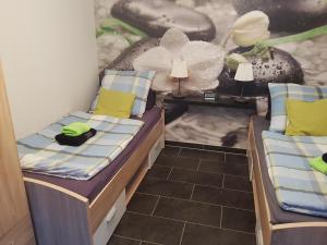 dwa łóżka w pokoju z obrazem na ścianie w obiekcie Appartement Stein w mieście Fritzlar