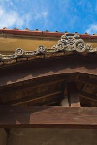 an ornate railing on the top of a building at Guest House Kura in Suzaka