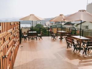un patio avec des tables et des parasols sur le toit dans l'établissement Sun Moon Lake Tan Hsiang Yu B&B, à Yuchi