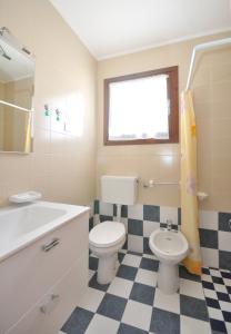 ビビオーネにあるCondominio Skorpiosのバスルーム(トイレ、バスタブ、シンク付)