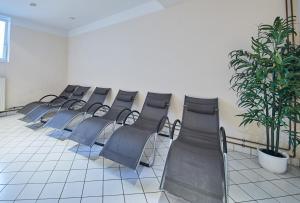 rząd krzeseł w poczekalni w obiekcie Appartement Diamond w Saalbach Hinterglemm