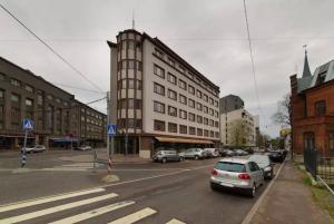 Una calle de la ciudad con coches aparcados delante de un edificio. en Tallinn City Apartments Freedom Square, en Tallin