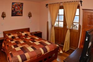 sypialnia z łóżkiem i 2 oknami w obiekcie Departamentos Cusco w Cuzco