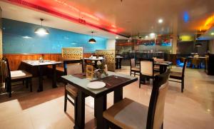 En restaurant eller et andet spisested på Airport Hotel Ramhan Palace Mahipalpur