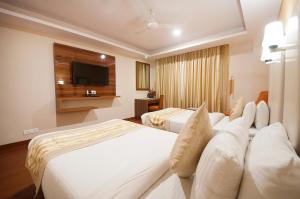 Gulta vai gultas numurā naktsmītnē Airport Hotel Ramhan Palace Mahipalpur