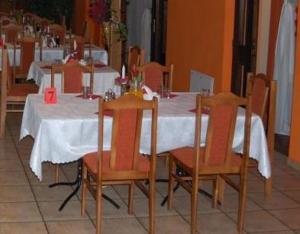 Reštaurácia alebo iné gastronomické zariadenie v ubytovaní Hotel Bona