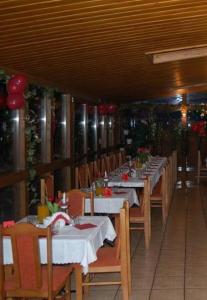 Reštaurácia alebo iné gastronomické zariadenie v ubytovaní Hotel Bona