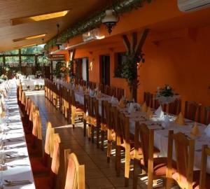 Reštaurácia alebo iné gastronomické zariadenie v ubytovaní Hotel Bona