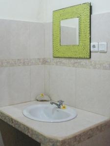 A bathroom at Nyoman Murjana Homestay