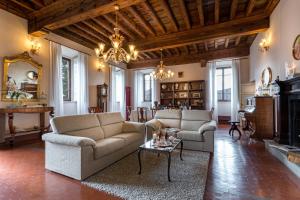 A seating area at Villa Belvedere Fiorella