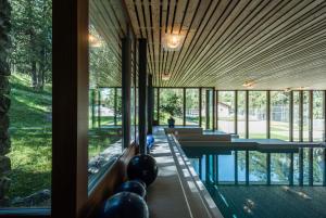Bazén v ubytování Hotel Waldhaus Sils nebo v jeho okolí