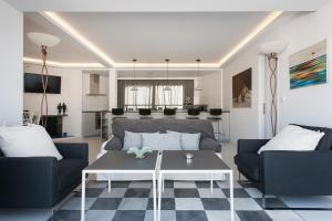 Posezení v ubytování Bright Apartment with Stunning Acropolis Views! SG5