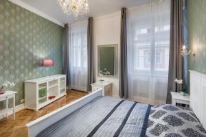 - une chambre avec un lit et une grande fenêtre dans l'établissement Smetanovo nábřeží 26 - Riverview Old Town Apartment, à Prague