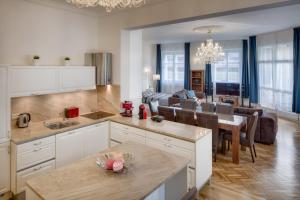 een keuken en een woonkamer met een eetkamer bij Smetanovo nábřeží 26 - Riverview Old Town Apartment in Praag