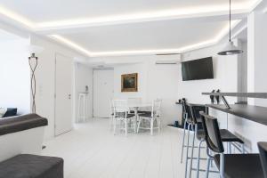 Televízia a/alebo spoločenská miestnosť v ubytovaní Bright Apartment with Stunning Acropolis Views! SG5