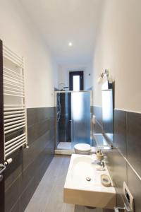 La salle de bains est pourvue d'un lavabo, d'une douche et de toilettes. dans l'établissement Colosseo Guest House, à Rome