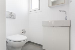 Kúpeľňa v ubytovaní Bright Apartment with Stunning Acropolis Views! SG5