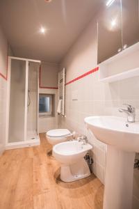 A bathroom at Stunning Apt 5min Walk to Duomo Még 36 kép