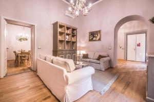 A seating area at Stunning Apt 5min Walk to Duomo