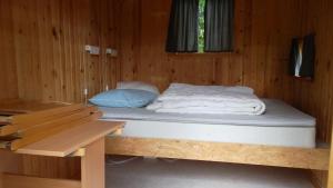 En eller flere senge i et værelse på Asaa Camping & Cottages