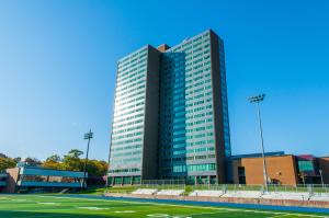 ein hohes Gebäude mit einem Feld davor in der Unterkunft Saint Mary's University Conference Services & Summer Accommodations in Halifax