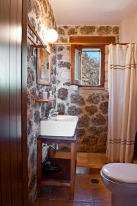 bagno con lavandino e servizi igienici di Levanta Guesthouse a Synikia Mesi Trikalon
