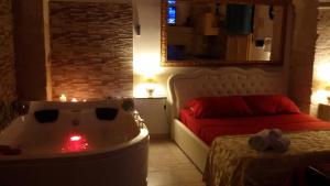 Zimmer mit Badewanne und Bett in der Unterkunft L'antico palazzo in Andrano