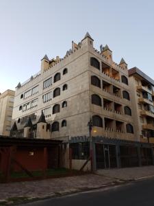 a large building on the side of a street at Capao da canoa Apto. 3 dorm in Capão da Canoa