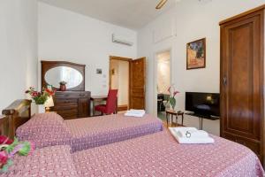 ローマにあるROMA CENTER, Rione Monti, Apartamentのベッド2台とテレビが備わるホテルルームです。