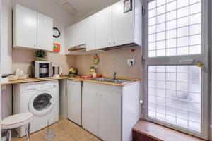 una cucina con lavandino e lavatrice di ROMA CENTER, Rione Monti, Apartament a Roma