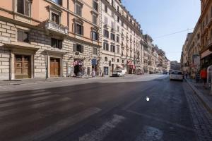 ローマにあるROMA CENTER, Rione Monti, Apartamentの建物と鳥が並ぶ空き街道