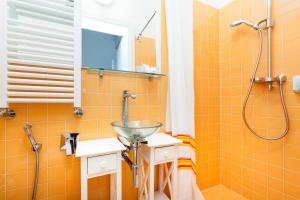 A bathroom at B&B al 19