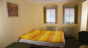 سرير أو أسرّة في غرفة في Penzion Pinokio