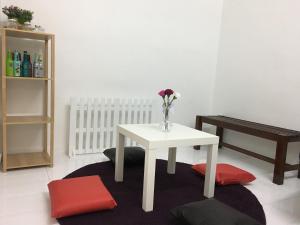 a vase of flowers on a table in a room at Bukit Katil Indah Homestay in Melaka