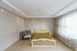 ケメロヴォにあるApartment on Gagarina 51のベッドルーム1室(ベッド1台、椅子、窓付)