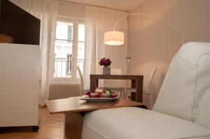 パリにあるSt Germain des Prés, Parisのテーブルとフルーツの盛り合わせが備わる部屋