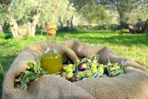 a bottle of green juice and a bunch of olives at Casale Orioles in Torretta