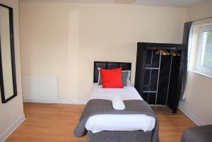 Cama o camas de una habitación en Kelpies Serviced Apartments Callum- 3 Bedrooms- Sleeps 6