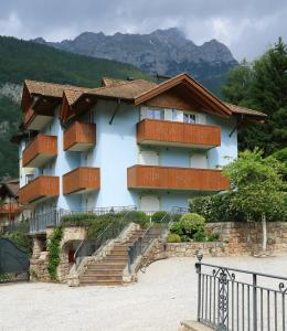 un edificio con escaleras y balcones. en Casa Rubino Lake & Dolomites, en Molveno