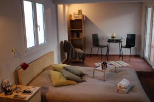 アテネにあるRoof Top Studioのベッドルーム1室(ベッド1台、テーブル、椅子付)