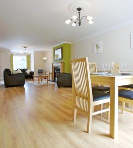 een eetkamer en een woonkamer met een tafel en stoelen bij Bunratty Holiday Homes in Bunratty