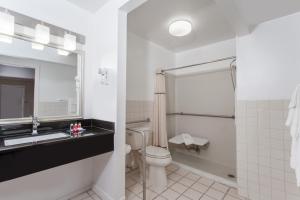 Koupelna v ubytování Days Inn by Wyndham Wilmington Brandywine + 20 fotografií